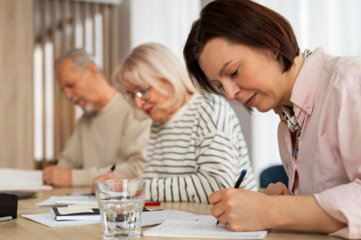 Groupe d'apprenants travaillant ensemble sur des projets financiers